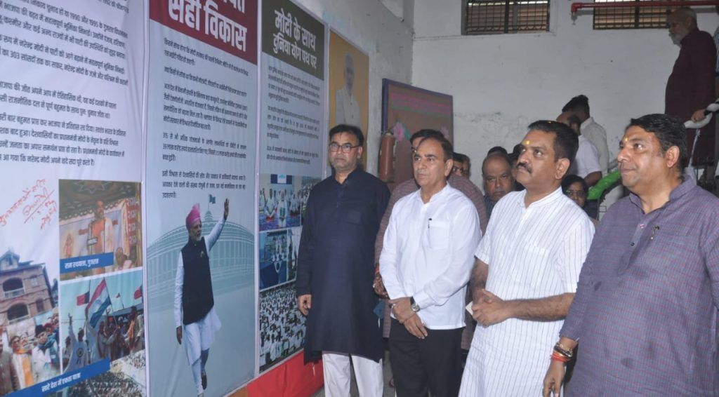 गाजियाबाद में नमो चित्र प्रदर्शनी का मंत्री असीम अरुण ने फीता काटकर किया उद्घाटन 3 113 22