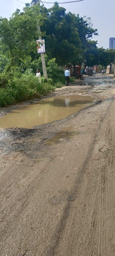 गाजियाबाद: सिकरोड के ग्रामीणों की सड़क की बदहाली से परेशानी 3 113 23