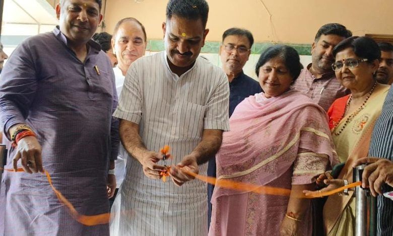 गाजियाबाद में नमो चित्र प्रदर्शनी का मंत्री असीम अरुण ने फीता काटकर किया उद्घाटन 1 114 9