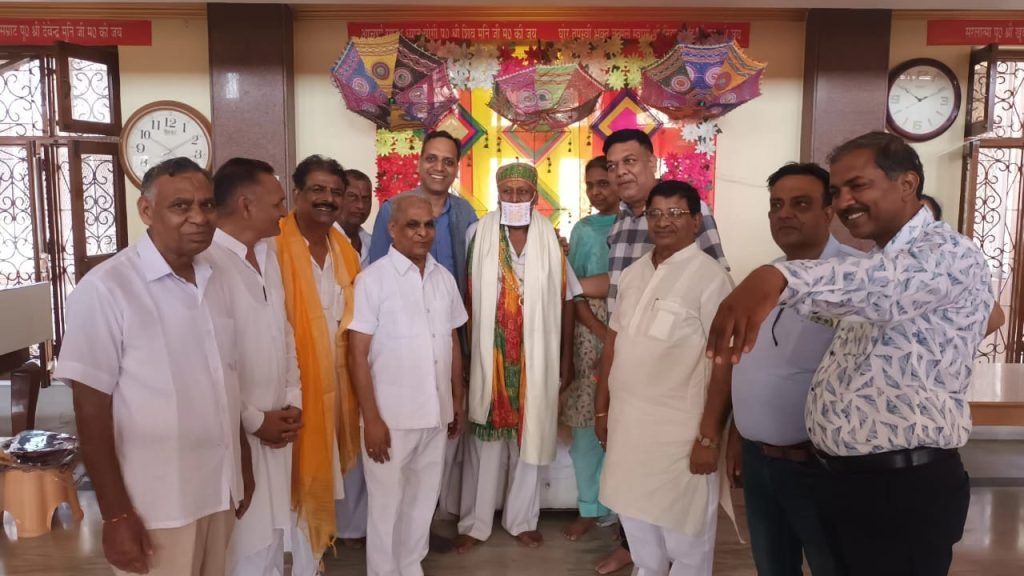 प्रवर्तक आशीष मुनि के सानिध्य में दीक्षार्थी पवन जैन की तिलक रस्म संपन्न, 13 अक्टूबर को दिल्ली में ग्रहण करेंगे जैन सन्यास 2 111 11