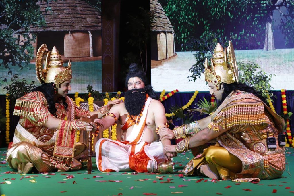 लव कुश रामलीला के मंच पर हास्य अभिनेता असरानी एवं भोजपुरी सिंगर, एक्ट्रर एवं सांसद मनोज तिवारी ने दमदार अंदाज में लीला की 2 111 14