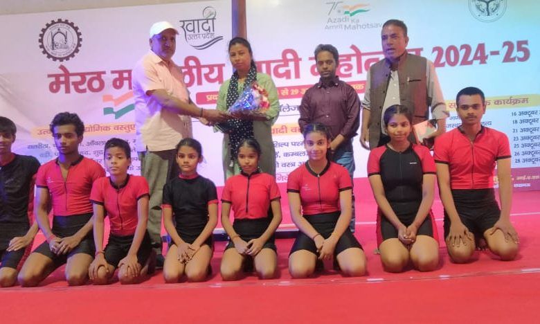 मंडलीय खादी महोत्सव में दिल्ली के कलाकारों ने मलखंभ कला से मोहा मन 1 111 44