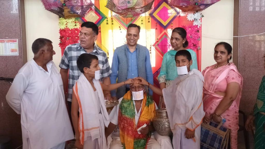 प्रवर्तक आशीष मुनि के सानिध्य में दीक्षार्थी पवन जैन की तिलक रस्म संपन्न, 13 अक्टूबर को दिल्ली में ग्रहण करेंगे जैन सन्यास 3 112 5