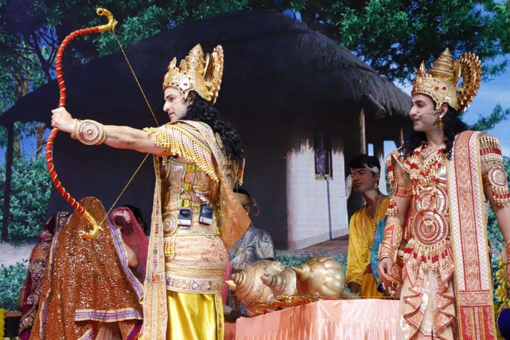 लव कुश रामलीला के मंच पर हास्य अभिनेता असरानी एवं भोजपुरी सिंगर, एक्ट्रर एवं सांसद मनोज तिवारी ने दमदार अंदाज में लीला की 3 112 6