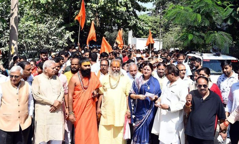 यति नरसिंहानंद के समर्थन में हिंदू संगठनों का प्रदर्शन, पुलिस कमिश्नरेट कार्यालय का घेराव 1 112 9