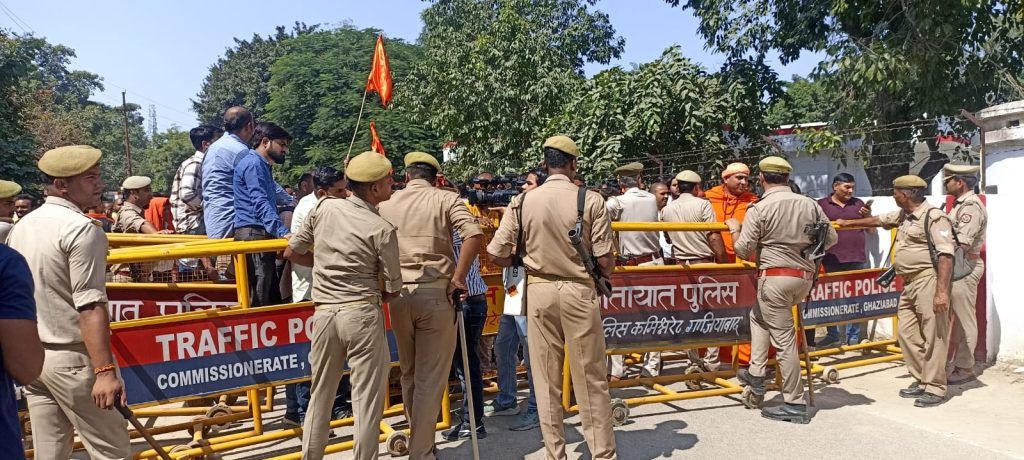 यति नरसिंहानंद के समर्थन में हिंदू संगठनों का प्रदर्शन, पुलिस कमिश्नरेट कार्यालय का घेराव 3 113 6