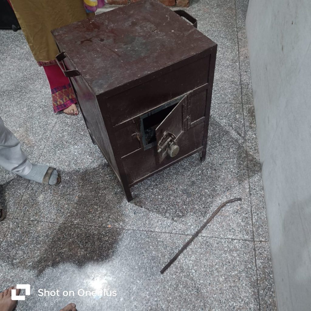 राजनगर एक्सटेंशन: सोसाइटी मंदिरों में चोरी की घटनाएं बढ़ीं, सुरक्षा पर उठे सवाल 1 111 16