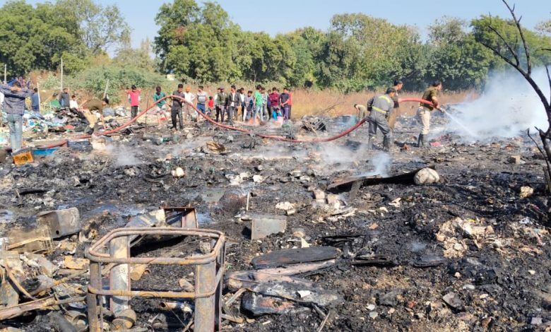 Major Fire in Ghaziabad's Kanawani Slum Contained, 100 Shanties Saved by Quick Action of Firefighters 1 111 44