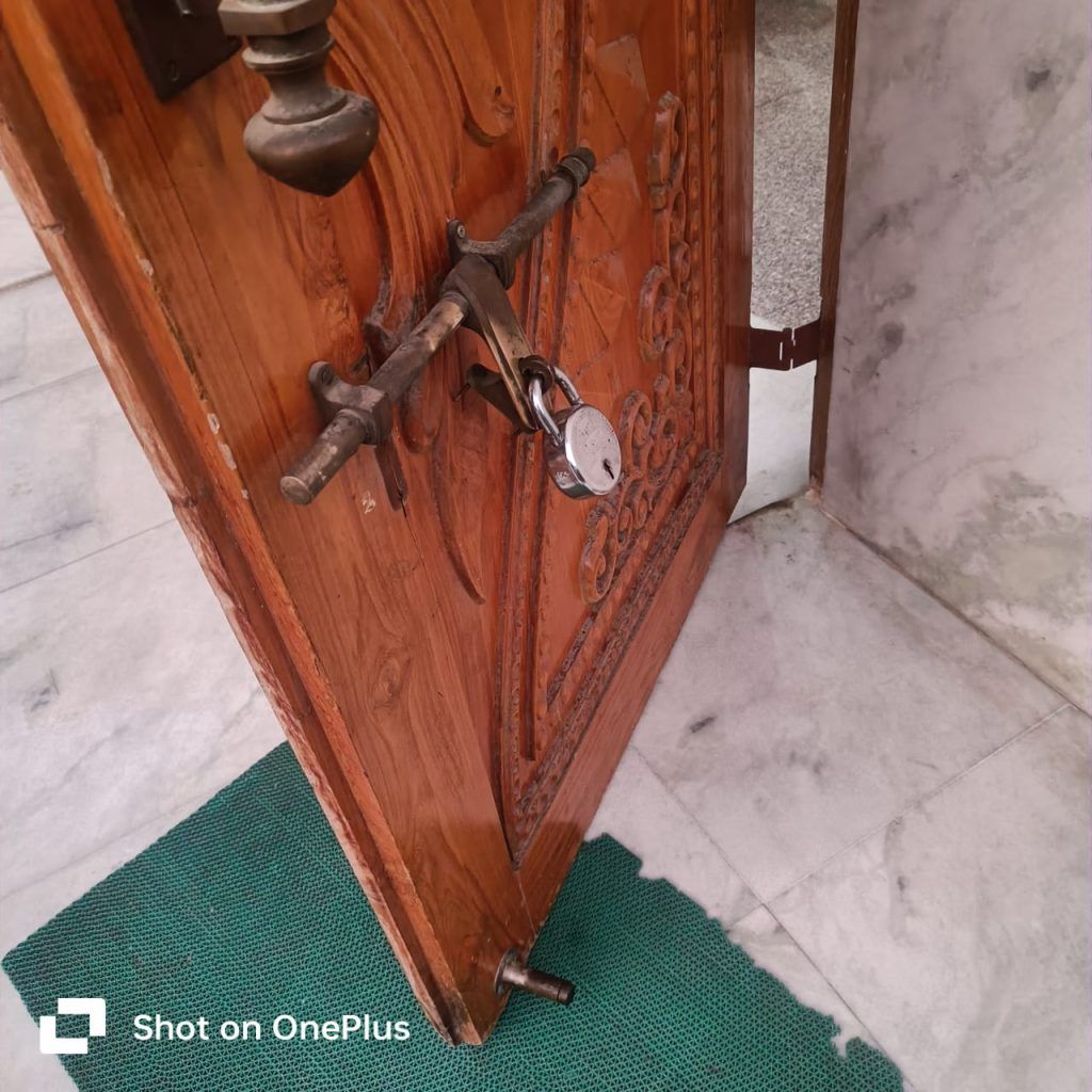 राजनगर एक्सटेंशन: सोसाइटी मंदिरों में चोरी की घटनाएं बढ़ीं, सुरक्षा पर उठे सवाल 2 112 10