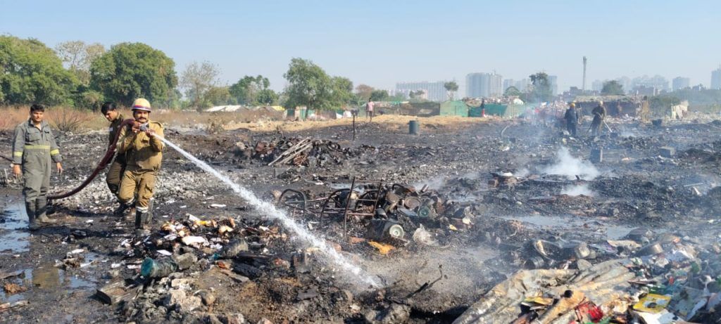 Major Fire in Ghaziabad's Kanawani Slum Contained, 100 Shanties Saved by Quick Action of Firefighters 3 112 27