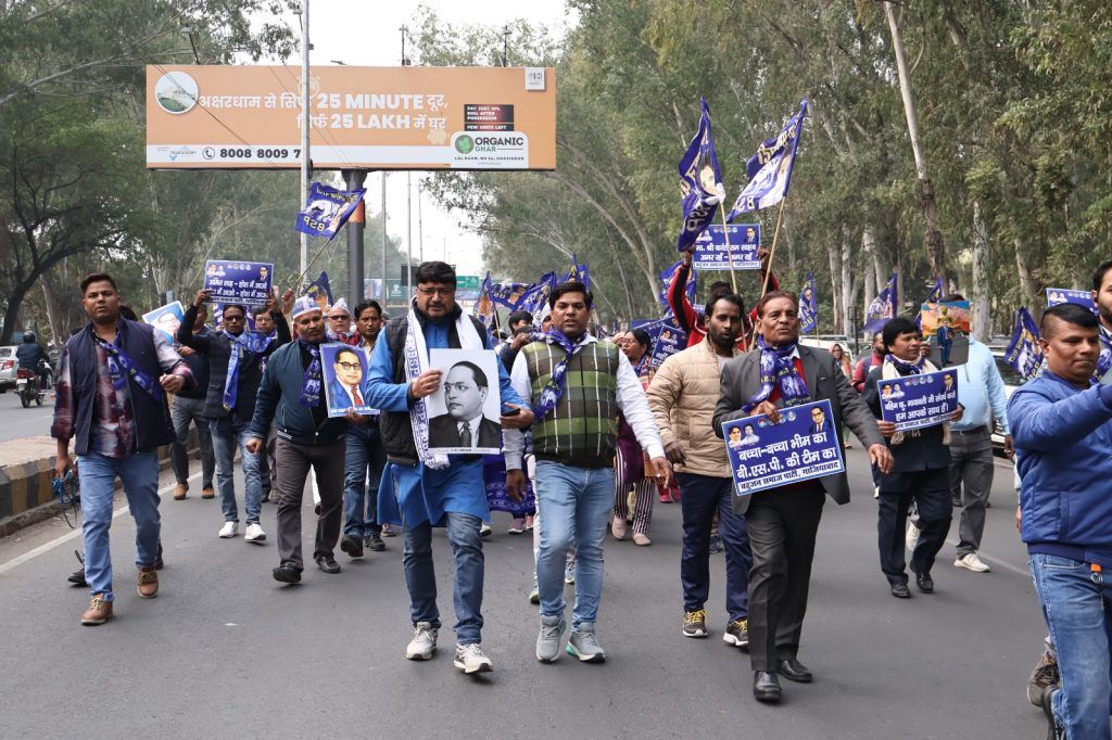 संसद में टिप्पणी पर बहुजन समाज पार्टी का विरोध प्रदर्शन, राष्ट्रपति को ज्ञापन सौंपा 2 112 48