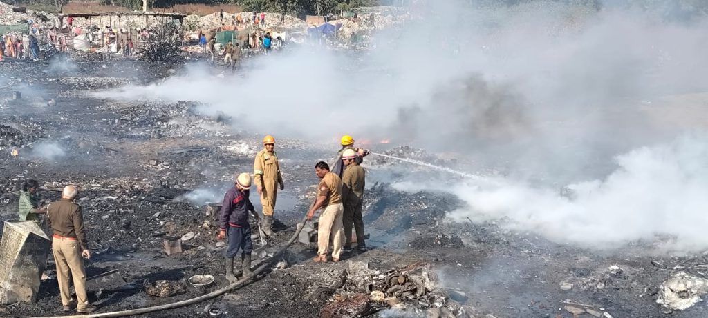 Major Fire in Ghaziabad's Kanawani Slum Contained, 100 Shanties Saved by Quick Action of Firefighters 4 113 15