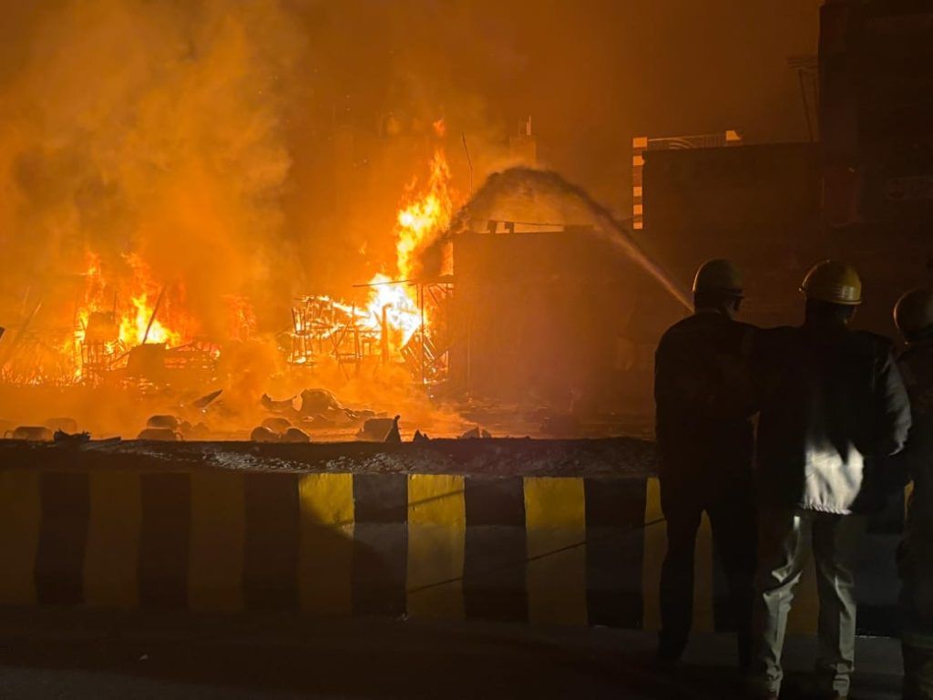 Massive Fire in Gas Cylinder Truck Triggers Explosions in Ghaziabad 2 111 1
