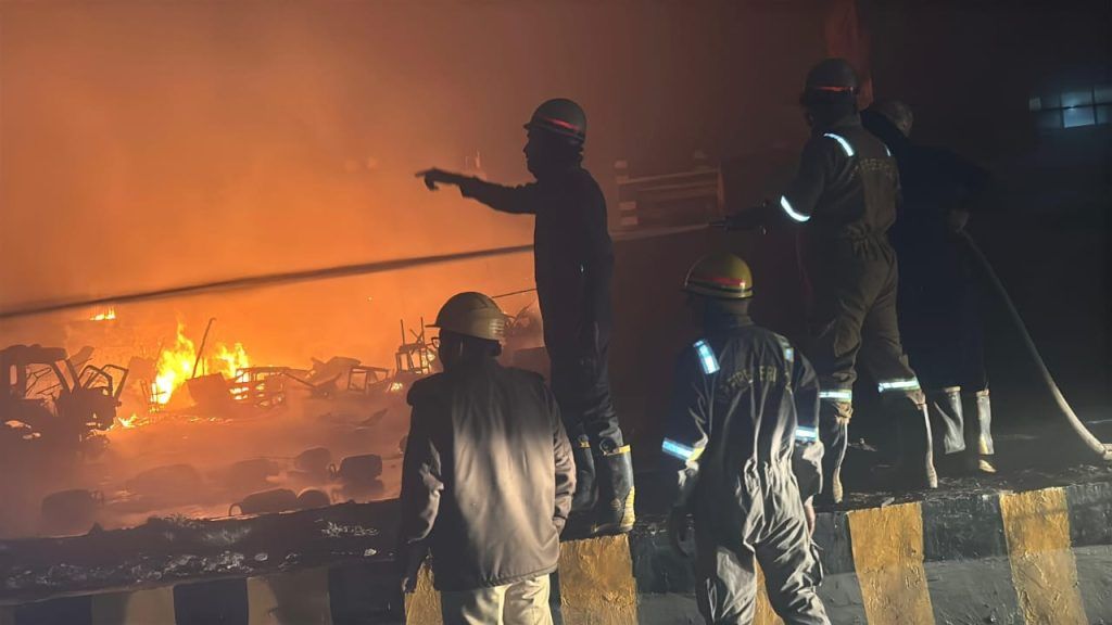 Massive Fire in Gas Cylinder Truck Triggers Explosions in Ghaziabad 4 115