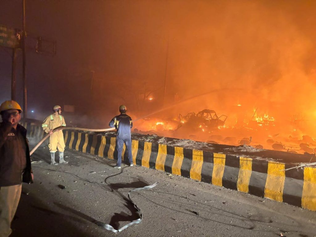 Massive Fire in Gas Cylinder Truck Triggers Explosions in Ghaziabad 5 116