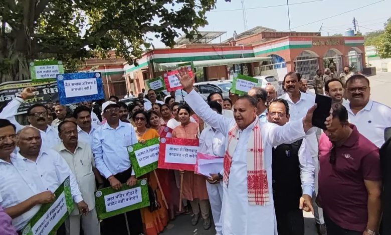 Jain Community Rallies at Meerut Collectorate to Condemn Vile Parle Temple Demolition 1 111 3