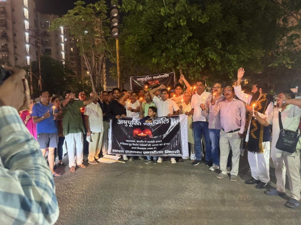 Raj Nagar Extension Residents Hold Candlelight Vigil in Memory of Pahalgam Terror Attack Victims 2 112 2