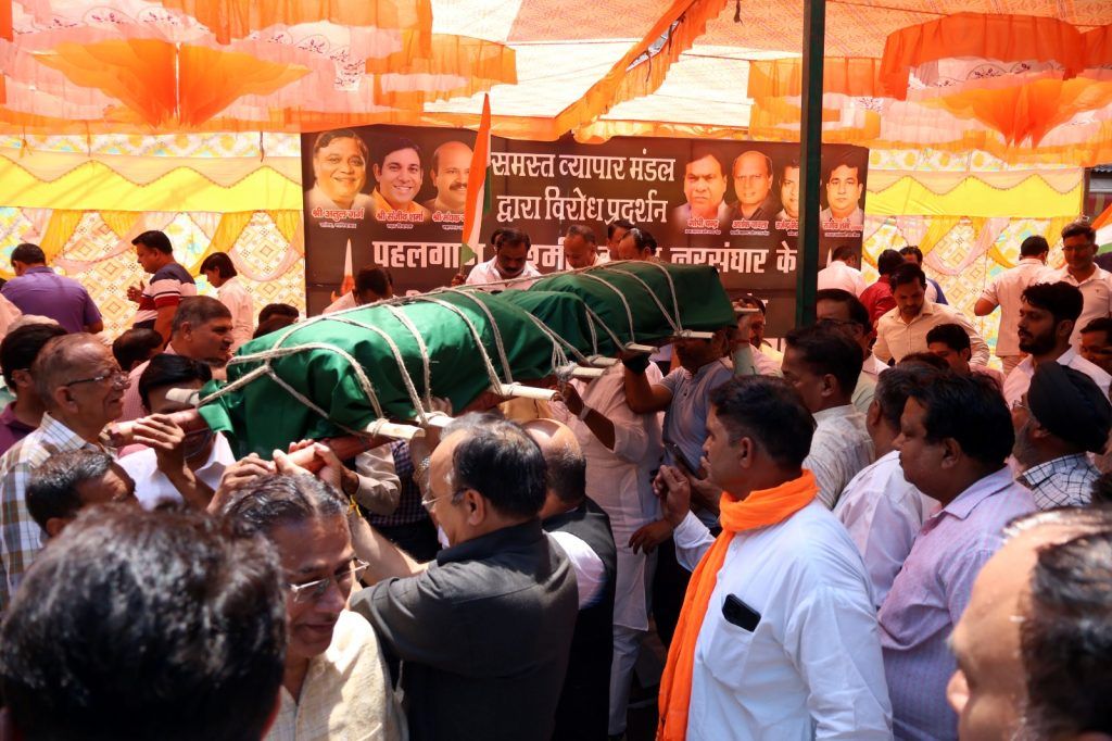 Old City Ghaziabad Traders Pay Tribute to Pahalgam Attack Victims, Burn Effigy of Terrorism 2 112 9