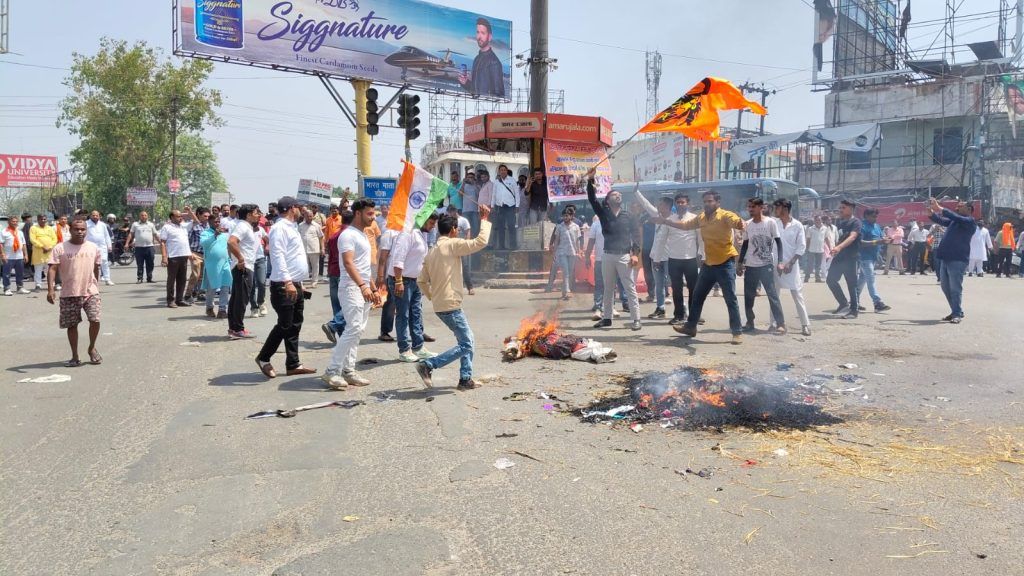 Protest Erupts at Bharat Mata Chowk in Meerut Against Pahalgam Terror Attack 4 113 2