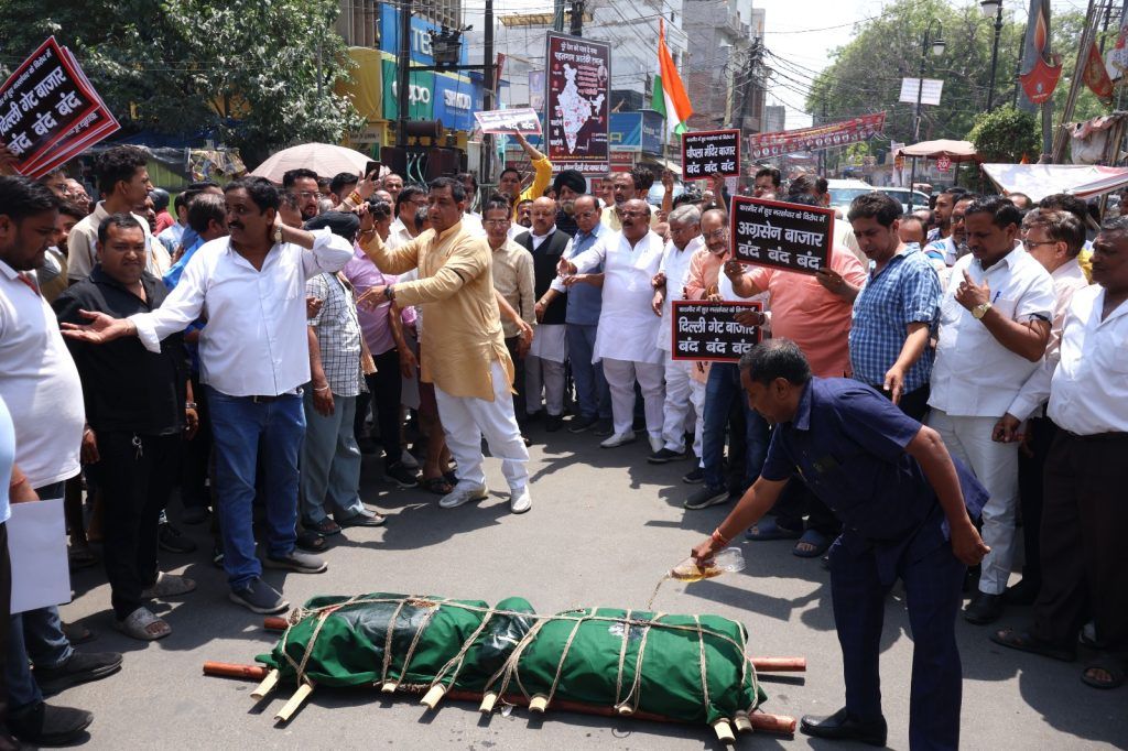 Old City Ghaziabad Traders Pay Tribute to Pahalgam Attack Victims, Burn Effigy of Terrorism 3 113 5