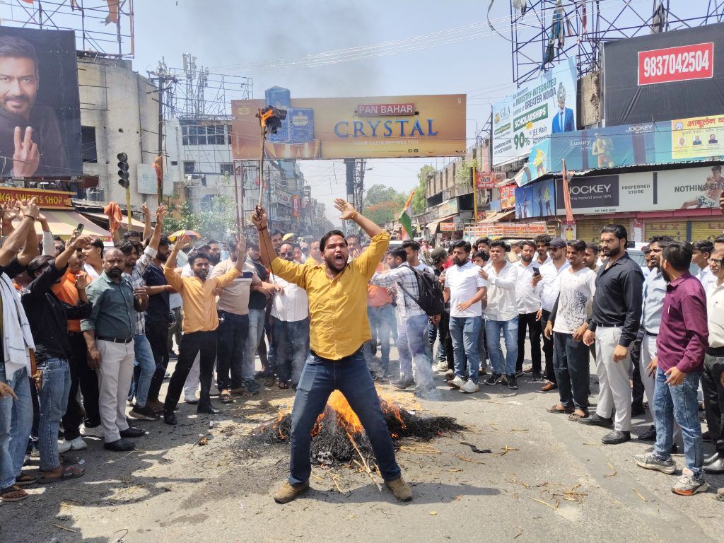 Protest Erupts at Bharat Mata Chowk in Meerut Against Pahalgam Terror Attack 3 114 2