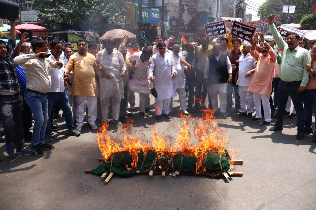 Old City Ghaziabad Traders Pay Tribute to Pahalgam Attack Victims, Burn Effigy of Terrorism 4 114 4