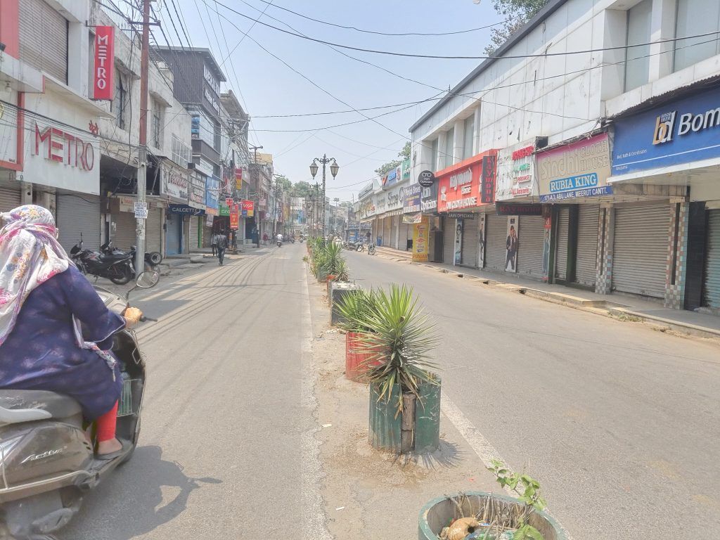 Thousands Gather at Meerut Commissioner's Office During Citywide Shutdown to Protest Pahalgam Terror Attack 2 115 1