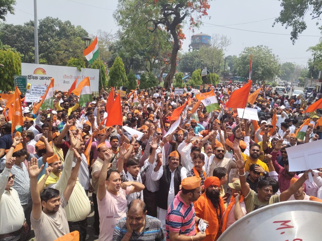 Thousands Gather at Meerut Commissioner's Office During Citywide Shutdown to Protest Pahalgam Terror Attack 8 117