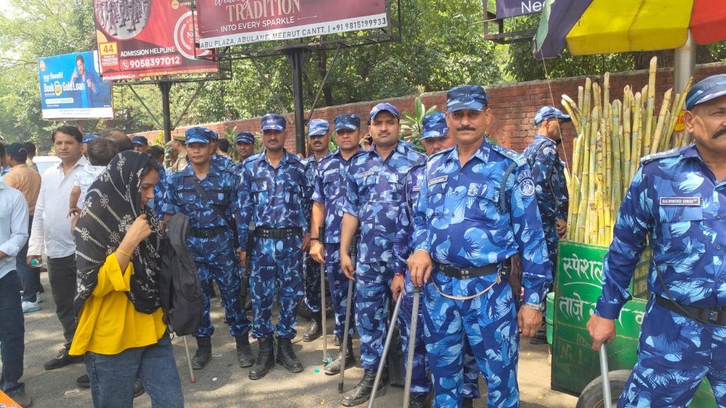 Thousands Gather at Meerut Commissioner's Office During Citywide Shutdown to Protest Pahalgam Terror Attack 9 118