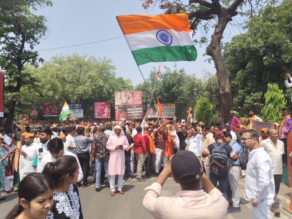 Thousands Gather at Meerut Commissioner's Office During Citywide Shutdown to Protest Pahalgam Terror Attack 10 119