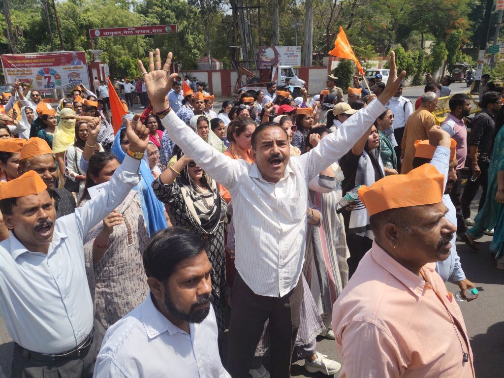 Thousands Gather at Meerut Commissioner's Office During Citywide Shutdown to Protest Pahalgam Terror Attack 11 121