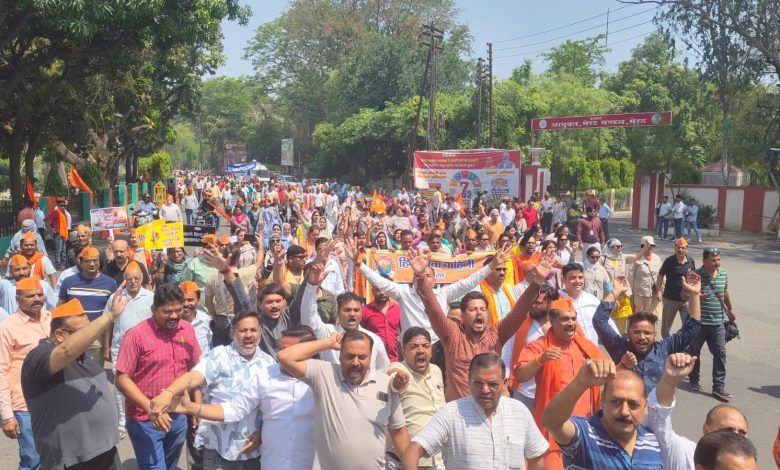 Thousands Gather at Meerut Commissioner's Office During Citywide Shutdown to Protest Pahalgam Terror Attack 1 123