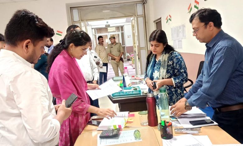 उपभोक्ताओं की शिकायतों का तुरन्त गुणवत्तापूर्ण एवं समयबद्ध निस्तारण सुनिश्चित किया जाये - ईशा दुहन आई०ए०एस० 1 111 17