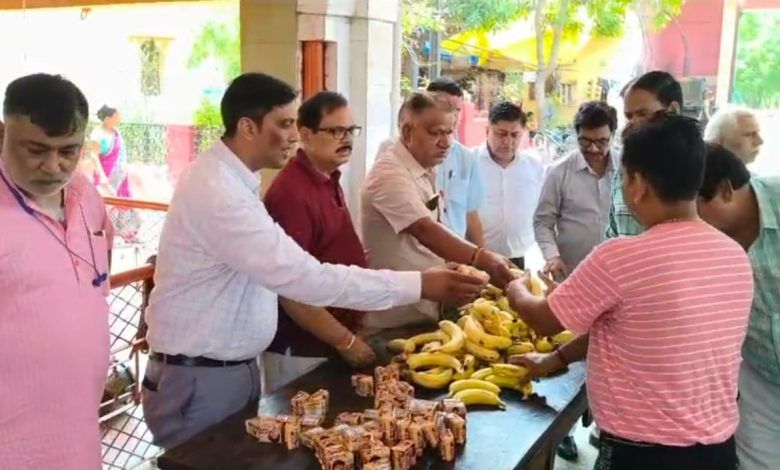 On Former MP’s Birth Anniversary, Youth Trade Body Hosts Floral Tribute and Distributes Fruits at Leprosy Shelter 1 111 22