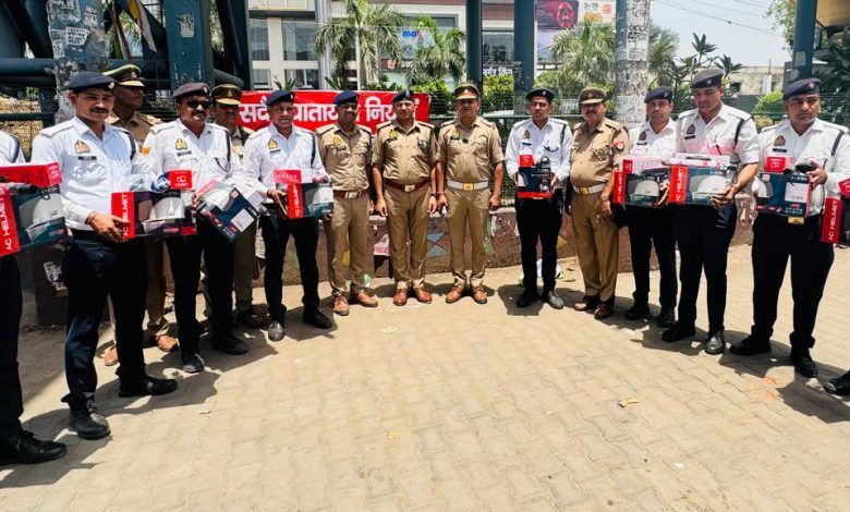 Ghaziabad Traffic Police Boosts Field Safety with Distribution of 100 AC Helmets and Summer Gear 1 111 64