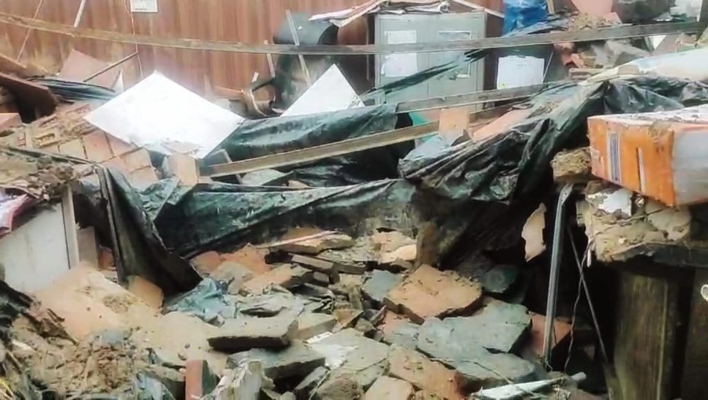 Storm Strikes Ghaziabad: ACP Office Roof Collapse Claims Life of Sub-Inspector 2 112 32
