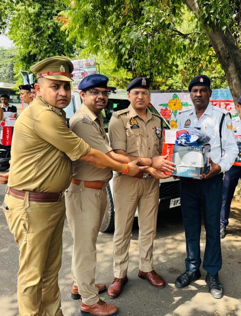 Ghaziabad Traffic Police Boosts Field Safety with Distribution of 100 AC Helmets and Summer Gear 3 113 13