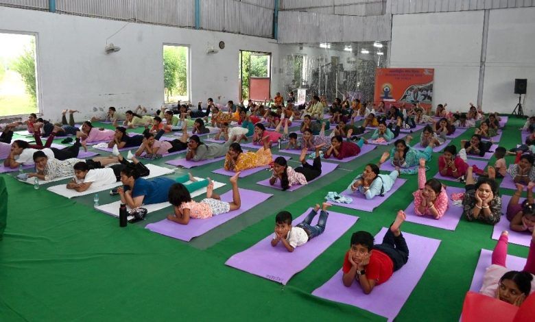 "एक पृथ्वी, एक स्वास्थ्य" थीम पर 8वीं एनडीआरएफ पत्नी कल्याण संघ द्वारा योग शिविर का भव्य आयोजन 1 111 36