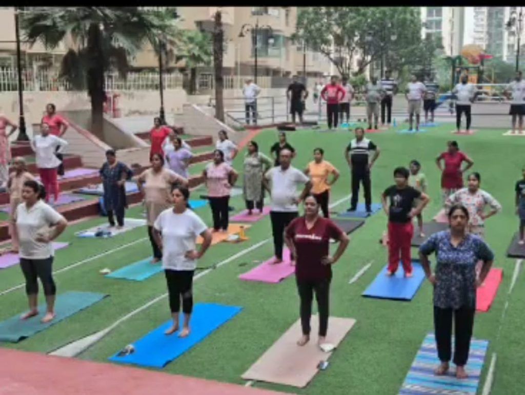 राजनगर एक्सटेंशन में 'योग संगम': अंतरराष्ट्रीय योग दिवस पर गौर कैस्केड्स सेन्टरपार्क व स्प्रिंग डेल पब्लिक स्कूल बना योग और स्वास्थ्य का केंद्र 4 111 40
