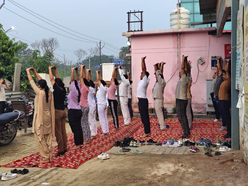 अंतरराष्ट्रीय योग दिवस पर अग्निशमन विभाग कर्मियों ने अपनाया योग, स्वस्थ जीवन का लिया संकल्प 2 111 46