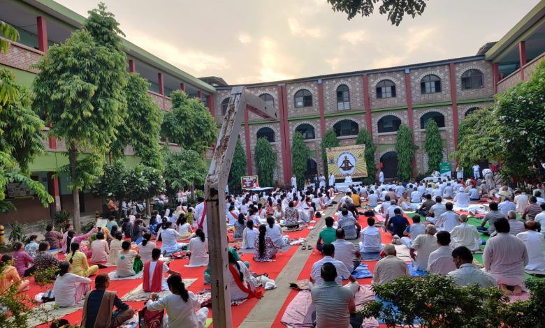 महर्षि दयानंद विद्यापीठ में अंतरराष्ट्रीय योग दिवस पर योग शिविर का आयोजन, बालेश्वर त्यागी बोले - "योग हमारी प्राचीन परंपरा है" 1 111 47