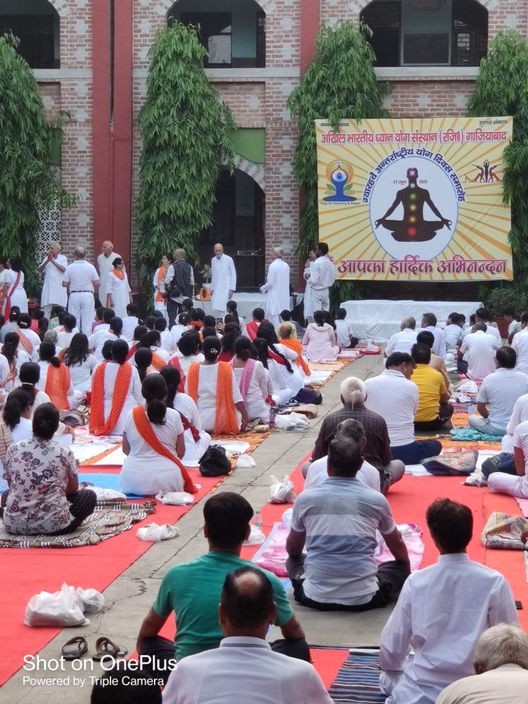 महर्षि दयानंद विद्यापीठ में अंतरराष्ट्रीय योग दिवस पर योग शिविर का आयोजन, बालेश्वर त्यागी बोले - "योग हमारी प्राचीन परंपरा है" 2 111 48