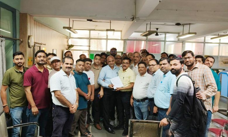 गाज़ियाबाद वसुंधरा कार्यालय पर सिद्धार्थ विहार रेज़िडेंट्स ने सौंपा ज्ञापन, बिजली व्यवस्था से जुड़ी समस्याओं के जल्द समाधान की मांग 1 111 56