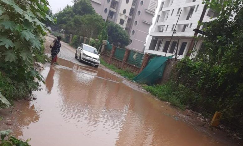 राजनगर एक्सटेंशन में जलभराव और टूटी सड़कें बनीं मुसीबत, सोशल मीडिया पर फूटा ग़ुस्सा – विकास के दावों पर उठे सवाल 1 111 58