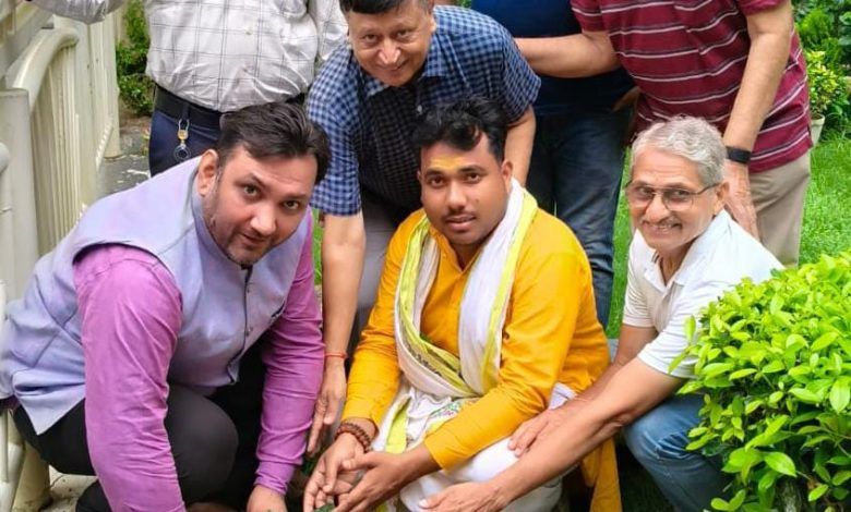 राजनगर एक्सटेंशन में मन की बात, बलिदान दिवस और 'एक पौधा मां के नाम' कार्यक्रम का आयोजन - देशभक्ति और पर्यावरण चेतना का संगम 1 111 59