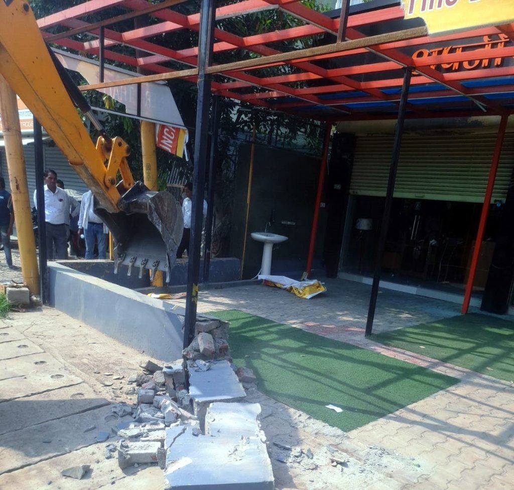 Major Relief for Commuters: GDA Clears Illegal Encroachments on Key Rajnagar Extension Road 2 111 8