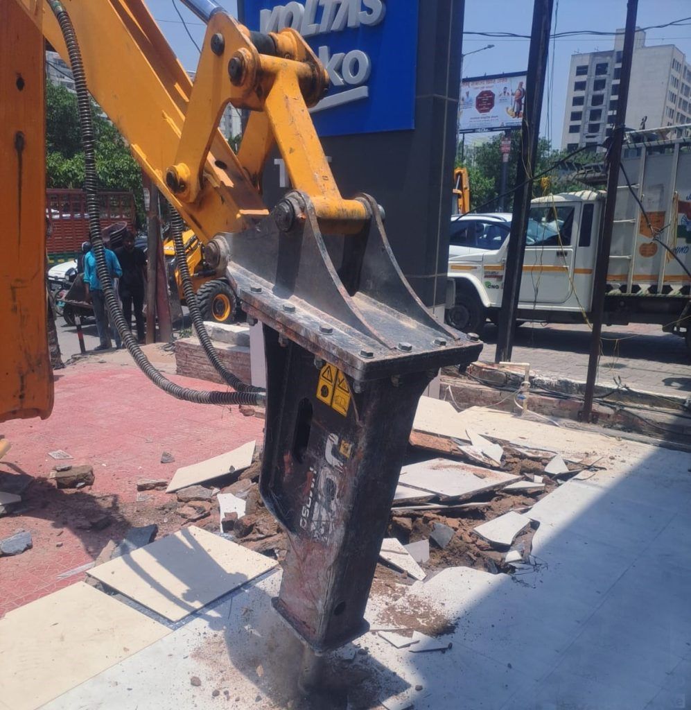 Major Relief for Commuters: GDA Clears Illegal Encroachments on Key Rajnagar Extension Road 3 112 1