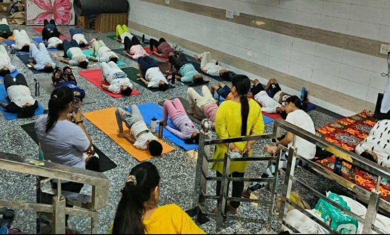 राजनगर एक्सटेंशन में 'योग संगम': अंतरराष्ट्रीय योग दिवस पर गौर कैस्केड्स सेन्टरपार्क व स्प्रिंग डेल पब्लिक स्कूल बना योग और स्वास्थ्य का केंद्र 1 112 11