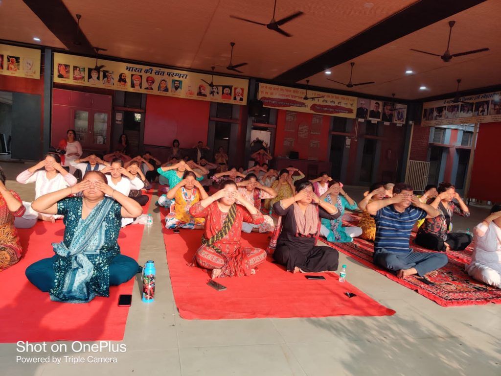 महर्षि दयानंद विद्यापीठ में अंतरराष्ट्रीय योग दिवस पर योग शिविर का आयोजन, बालेश्वर त्यागी बोले - "योग हमारी प्राचीन परंपरा है" 3 112 17