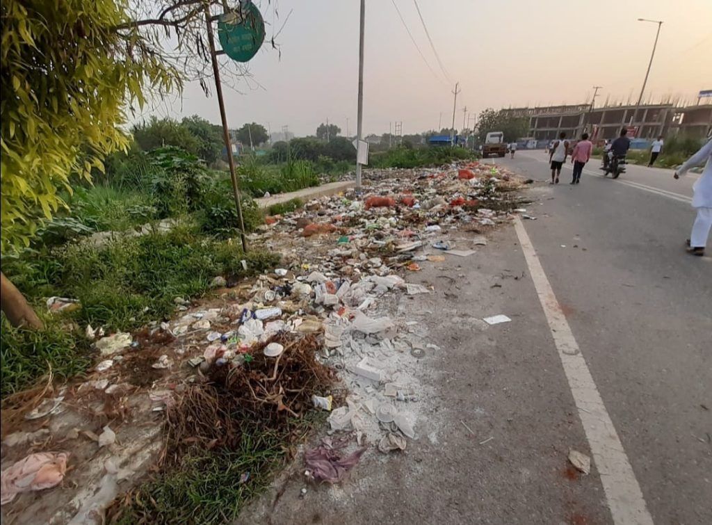 राजनगर एक्सटेंशन में जलभराव और टूटी सड़कें बनीं मुसीबत, सोशल मीडिया पर फूटा ग़ुस्सा – विकास के दावों पर उठे सवाल 2 112 21